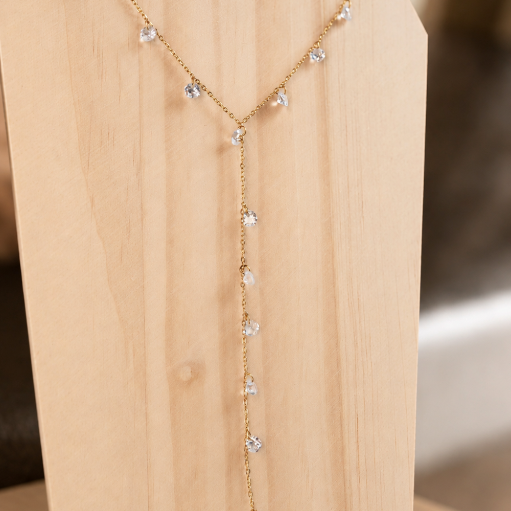 A delicate gold lariat necklace with clear zircon droplet details, made from 304 stainless steel with 18k gold PVD coating. Part of the Neréa Anthi Curated Collection.
