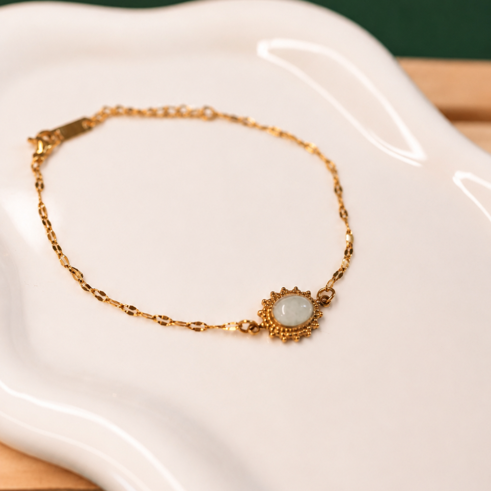 A delicate gold-tone stainless steel bracelet with a soft ivory centre detail. An elegant everyday piece from the Neréa Anthi Curated Collection.